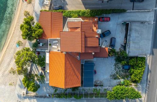 Podstrana Bed & Breakfast | Villa Valamare -First Row to the Sea Restaurant - Family Atmosphere