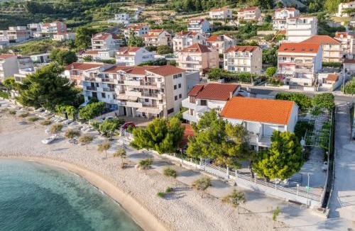 Podstrana Bed & Breakfast | Villa Valamare -First Row to the Sea Restaurant - Family Atmosphere
