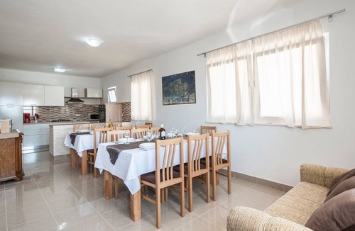 Sevid House | Villa "Villa Katy" mit Garten, Grill und Terrasse by Interhome