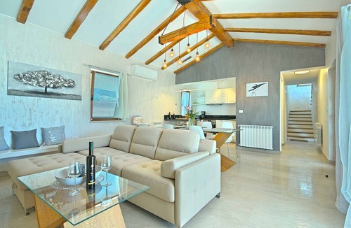 Nova Vas Villa | Villa with air conditioning and pool