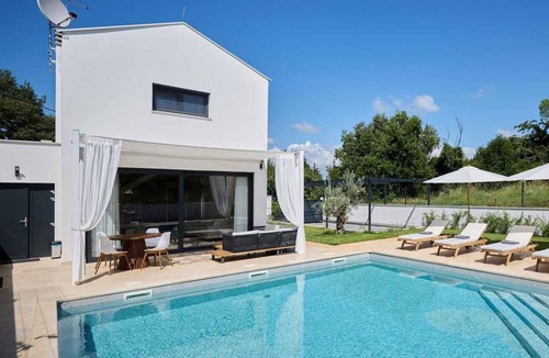 Materada Villa | Villa with pool, air conditioning, internet and a large covered terrace