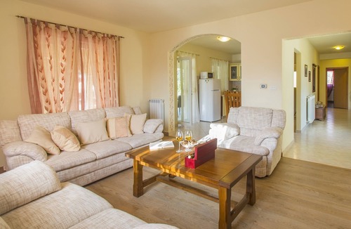Topid House | Villa Zina with pool, family-friendly and quiet location