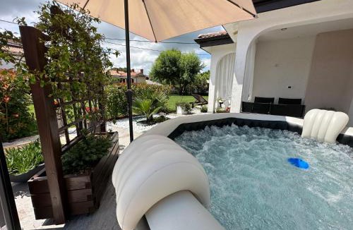 Kastel Apartment | Villa Zonta Maremi apartment Private Jacuzzi and Sauna Retreat