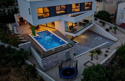 Okrug Gornji Villa | Villalux2022 mit Pool beheizt