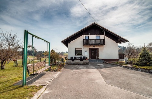Ivancna Gorica Apartment | Visnja Gora Meadow Hideaway with Terrace - Classic One Bedroom Apartment with Terrace
