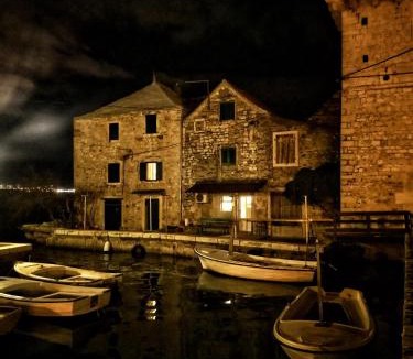 Kastel Gomilica Villa | Water Castle House