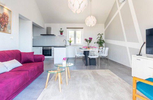 Splitska House | Well maintained accommodation with high standard, outdoor pool and peacefully located.