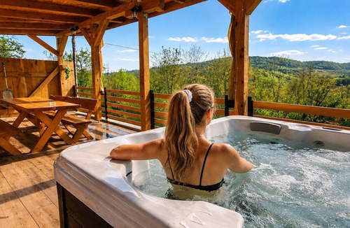 Cvetkovic House | Wellness holiday home with jacuzzi and spacious terrace near Jastrebarsko