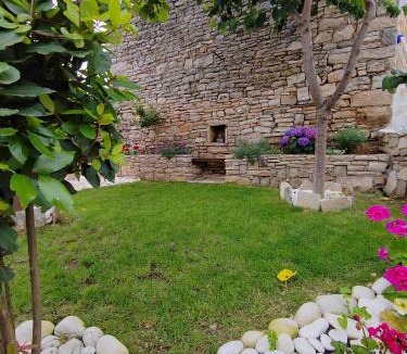 Galizana House | White house