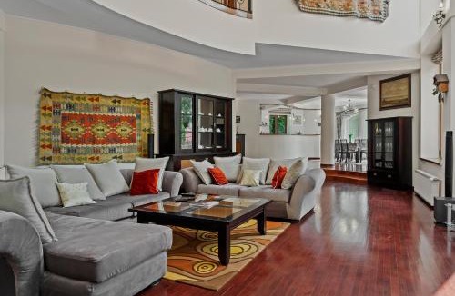 Poiana Tapului Villa | Wine Cellar Villa with Beautiful Garden in Sinaia - Busteni