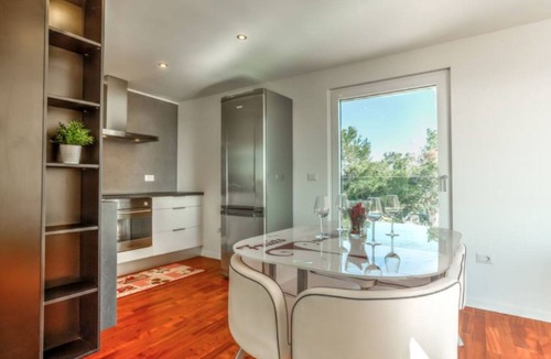 Lovrecica Apartment | Wohnung "Lovrecica" mit Blick auf das Wasser by Interhome