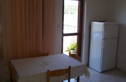 Brbinj Apartment | Wohnung mit zwei Schlafzimmern, direkt am Meer by Interhome