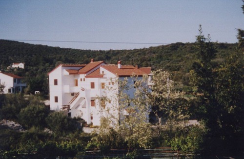 Brbinj Apartment | Wohnung mit zwei Schlafzimmern, direkt am Meer by Interhome