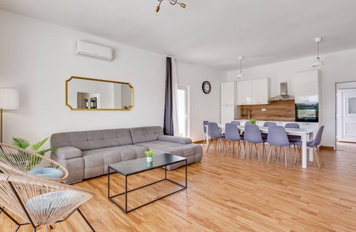 Velim House | Wonderful private villa with WIFI, private pool, A/C, TV, terrace, pets allowed and panoramic view