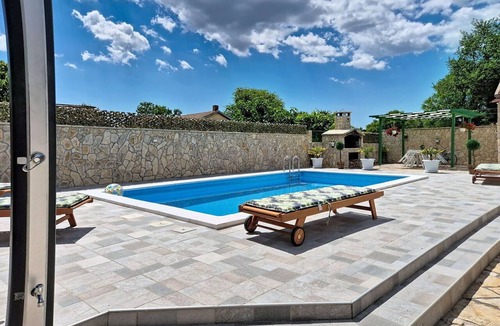 Benkovac House | Wonderful private villa for 5 people with private pool, internet, A/C, TV, patio and pets allowed