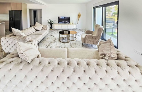 Donji Prolozac Villa | Wonderful private villa for 10 people with private pool, A/C, WIFI, TV, terrace and panoramic view
