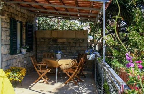Cove Basina (Jelsa) House | Wonderful private villa for 4 people with A/C, WIFI, TV, terrace, pets allowed and parking