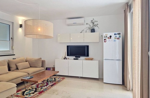 Fiorini House | Wonderful private villa for 10 guests with A/C, WIFI, private pool, TV and terrace