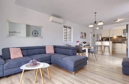 Krnica House | Wonderful private villa for 5 people with private pool, WIFI, A/C, TV and terrace