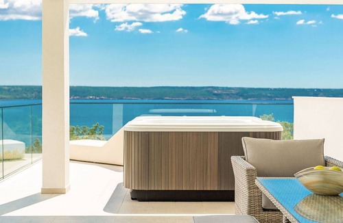 Maslenica Villa | Wonderful private villa for 8 guests with hot tub, A/C, private pool, WIFI, TV and terrace