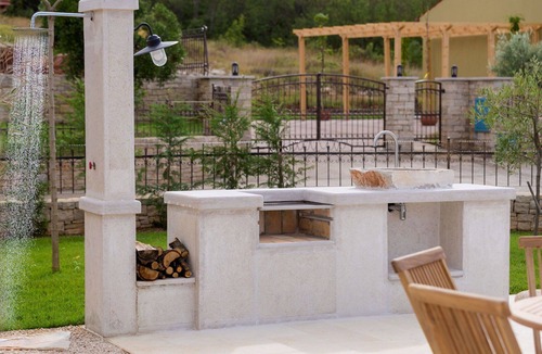 Vardica House | Wonderful private villa with A/C, private pool, WIFI, hot tub, TV, patio, pets allowed and parking