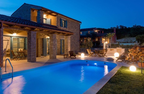 Vardica House | Wonderful private villa with A/C, private pool, WIFI, hot tub, TV, patio, pets allowed and parking