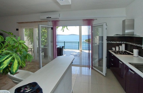 Vinisce Apartment | Wonderful Visinisce Apartments With Terrace and Sea Views
