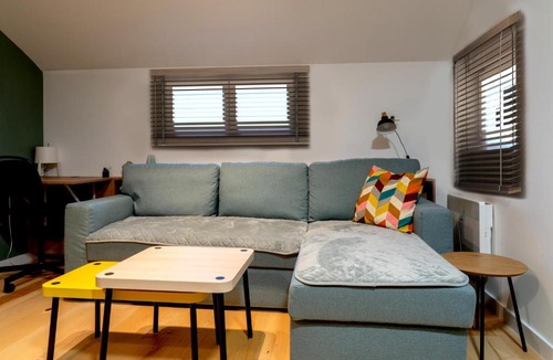 Grbavica Apartment | Yellow Dot Modern Studio in Grbavica, Novi Sad