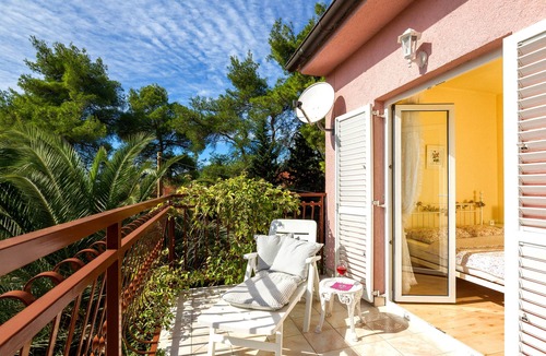 Vrboska Apartment | Your perfect holiday starts here! Lovely Apartment Villa Madalena, ISLAND HVAR