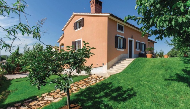 1 bedroom beach front apartment in Tar-Vabriga
