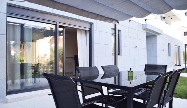 2 Bed House - Sleeps 4 - Hottub - Garden - Parking in Rasa