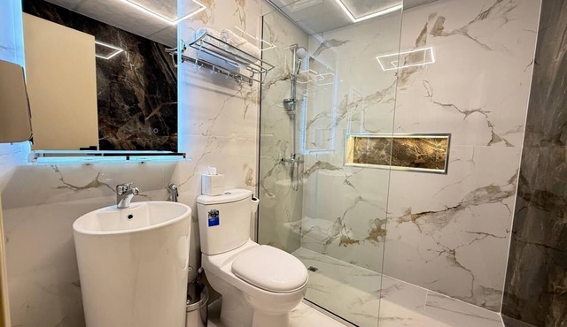 2-bedroom apartment in perfect Dubai location with AC in Dubai