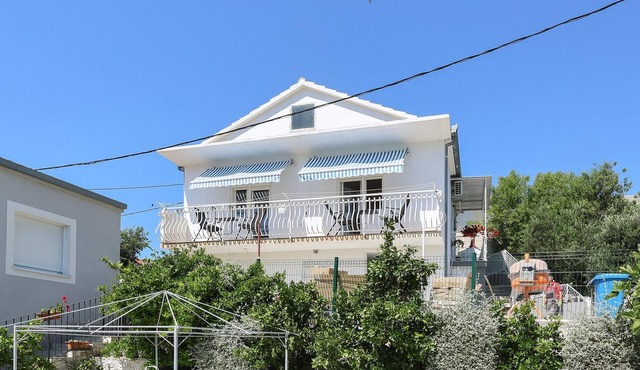 2 bedroom lovely apartment in Gustirna