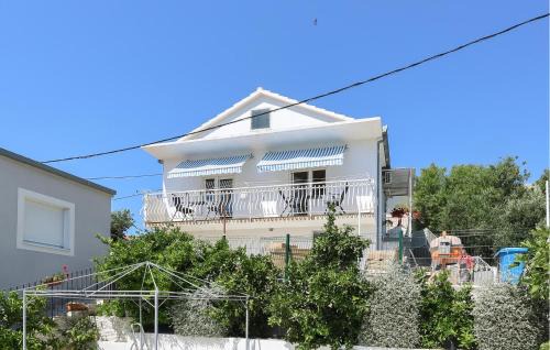 2 Bedroom Lovely Apartment In Gustirna