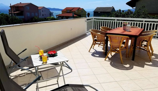 2 min walk to beach,Seaview Apt with 35m2 seaview terrace, BBQ, parking