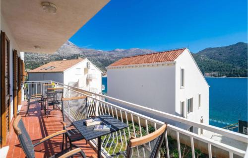 3 Bedroom Beach Front Apartment In Slano