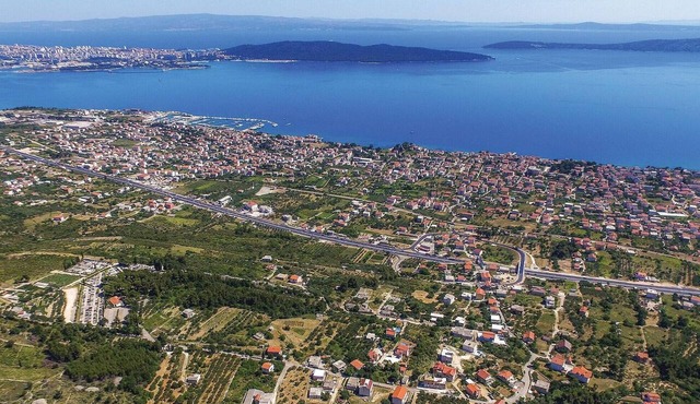 3 bedroom stunning apartment in Kastel Gomilica in Kastel Gomilica