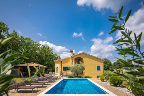 4 BDR Villa Filleona with Pool - Happy Rentals