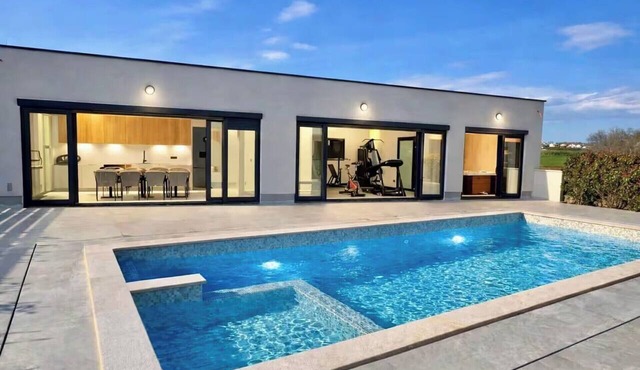 4-Bdroom Family Villa Sleeps 20 w/Pool and Hot tub