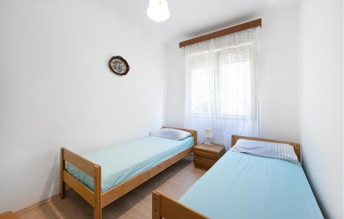 4 Bedroom Amazing Apartment In Pirovac