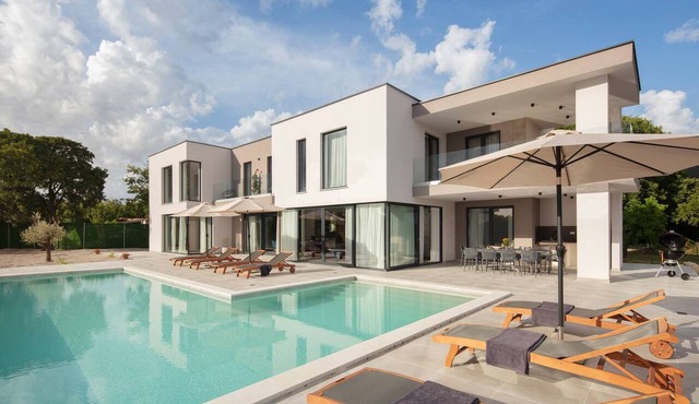 5BR Modern Villa & Heated Pool & Ensuite Baths