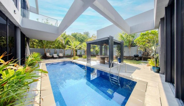5BR Signature Pool Villa in Sharjah - Green Views in Sharjah