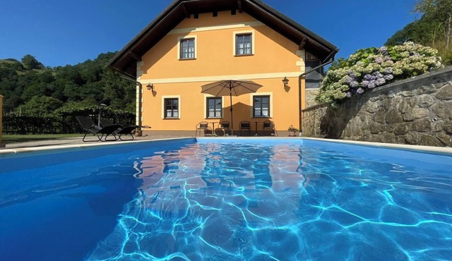 A cozy and luxurious house with a pool beneath mount Donačka gora. in Rogatec