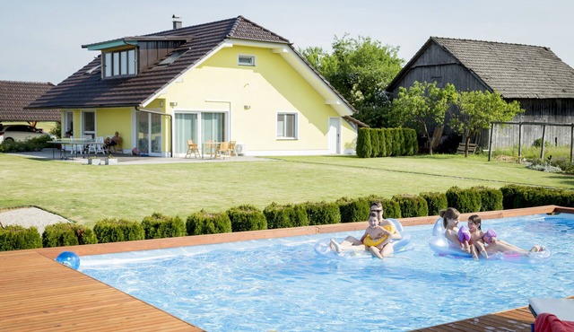 ACTIVE-FAMILY-HOLIDAYS, POOL, SAUNA, near KOLPA RIVER, 1st floor app MIA in Metlika
