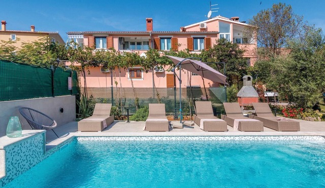 Amazing apartment in Banjole with swimming pool in Banjole