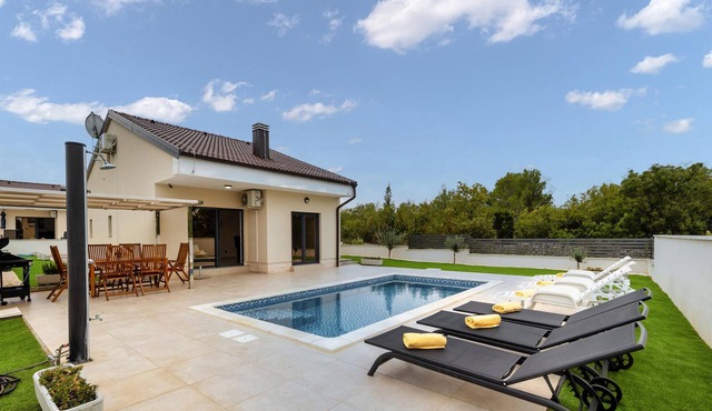 Amazing home in Bilice with private swimming pool, can be inside or outside in Bilice