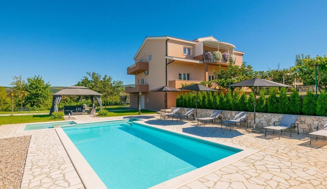 Amazing home in Gornji Vinjani