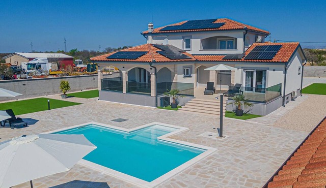 Amazing home in Lisicic with private swimming pool, can be inside or outside in Lisicic