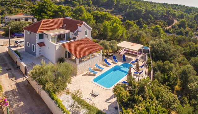 Amazing home in Milna