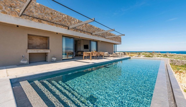 Amazing home in Povljana with private swimming pool, can be inside or outside in Povljana